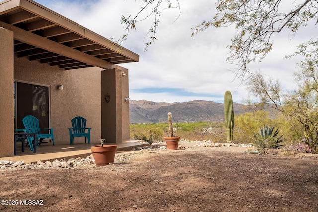 view of yard featuring a mountain view