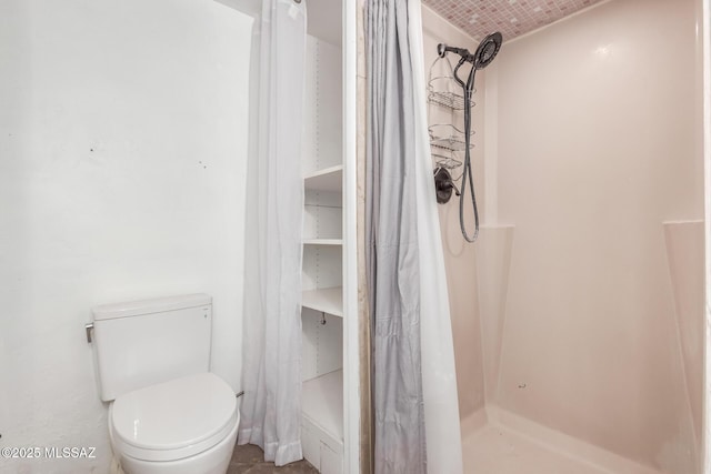 full bath featuring curtained shower and toilet