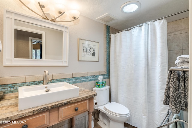 6261 N Placita De Rojelio, Tucson, AZ 85718 - bathroom featuring tile walls, toilet, vanity, and curtained shower