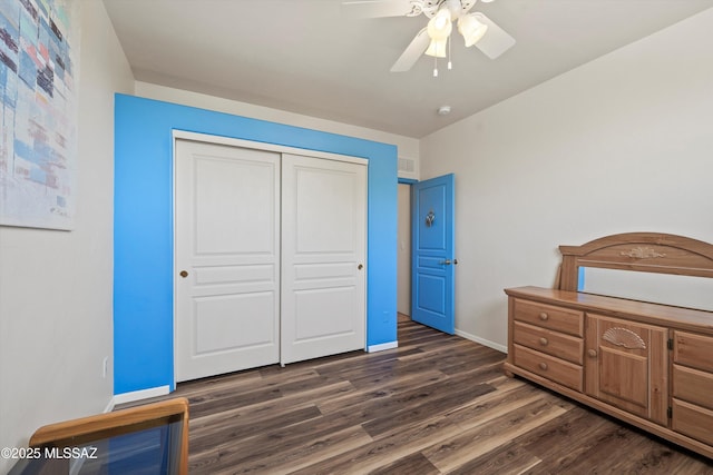 bedroom with visible vents, a closet, dark wood-style flooring, baseboards, and ceiling fan