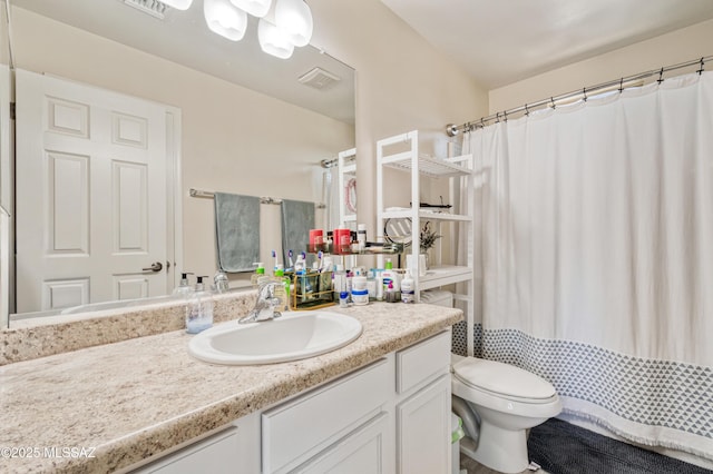 full bathroom with toilet, vanity, curtained shower, and visible vents