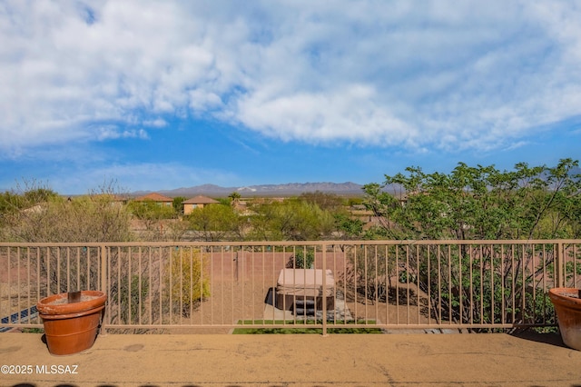 view of yard with a mountain view