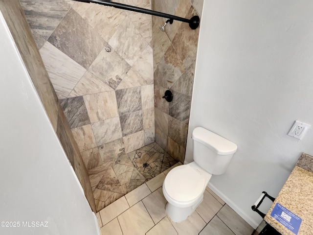 6760 S Calle Gavilan, Tucson, AZ 85746 - bathroom with toilet, baseboards, and tiled shower