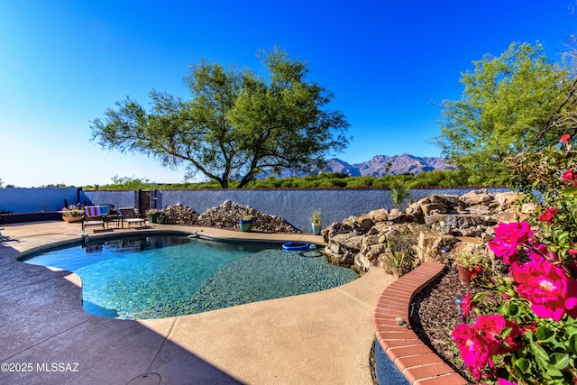 7361 E Riverbank Loop, Tucson, AZ 85715 - view of pool featuring a patio, a mountain view, and a fenced in pool