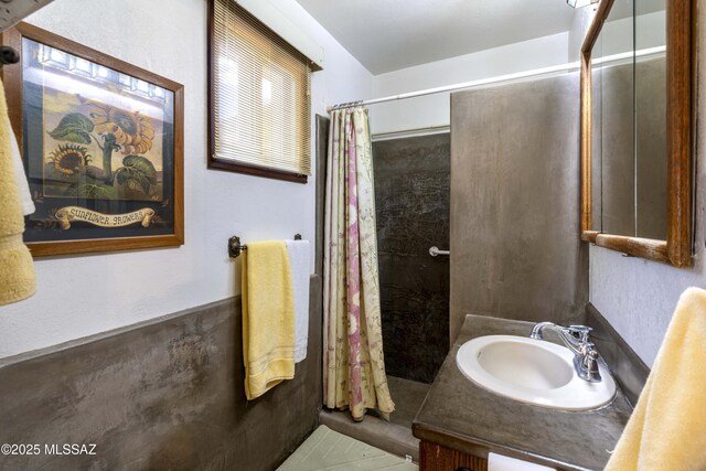 280 W Oak Hills Dr, Oracle, AZ 85623 - bathroom featuring a shower with shower curtain and vanity
