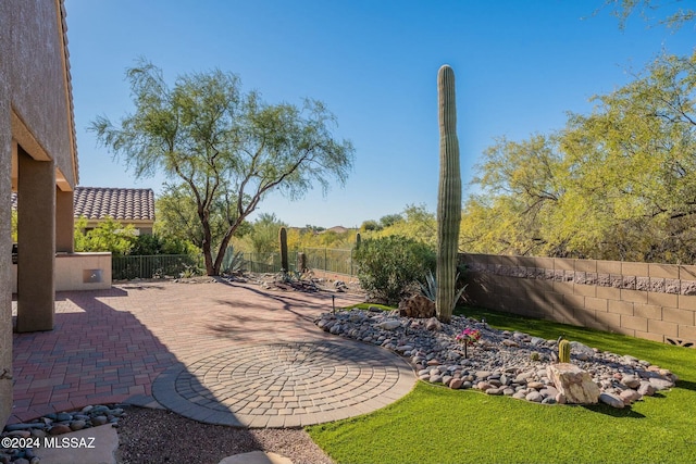 5152 W Heritage Gateway Pl, Marana, AZ 85658 - view of yard with a fenced backyard and a patio area