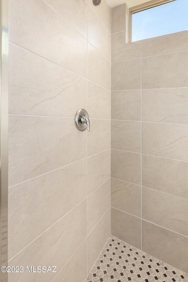 full bath with tiled shower