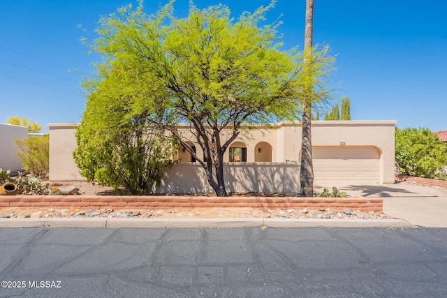 912 S Las Lomas Cir, Green Valley, AZ 85614 - view of front facade featuring stucco siding, concrete driveway, and a garage