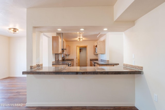 912 S Las Lomas Cir, Green Valley, AZ 85614 - kitchen with wood finished floors, a peninsula, recessed lighting, and baseboards