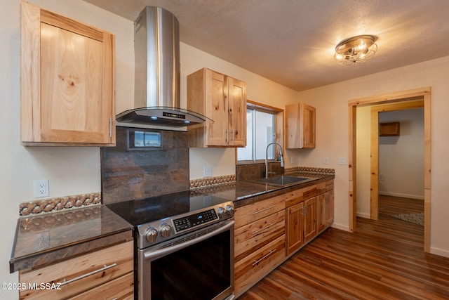 912 S Las Lomas Cir, Green Valley, AZ 85614 - kitchen featuring a sink, stainless steel electric range oven, dark wood-type flooring, extractor fan, and dark countertops