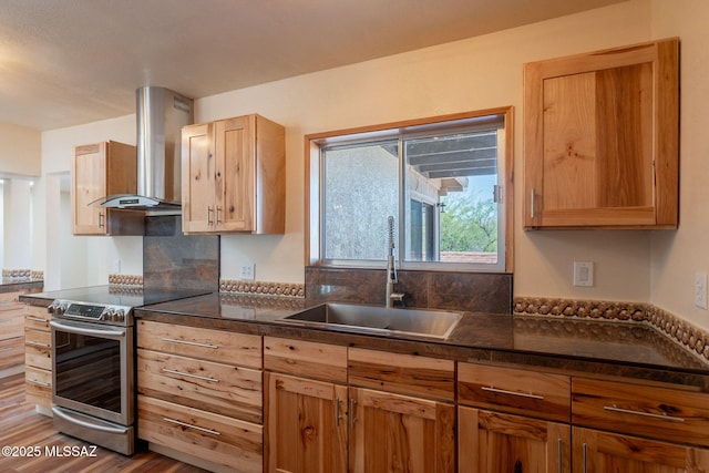912 S Las Lomas Cir, Green Valley, AZ 85614 - kitchen featuring wood finished floors, stainless steel electric stove, range hood, and a sink