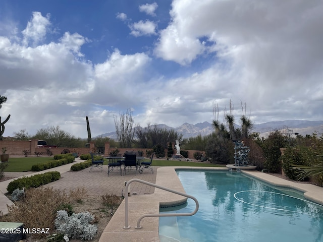 942 N Rancho Del Jefe Loop, Tucson, AZ 85748 - swimming pool featuring a patio area and a mountain view
