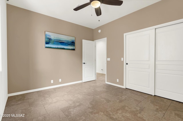 unfurnished bedroom featuring baseboards, a ceiling fan, and a closet