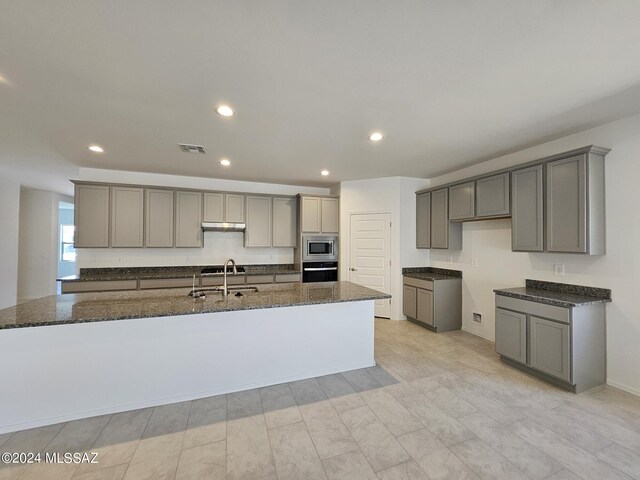 kitchen with visible vents, stainless steel appliances, and gray cabinetry