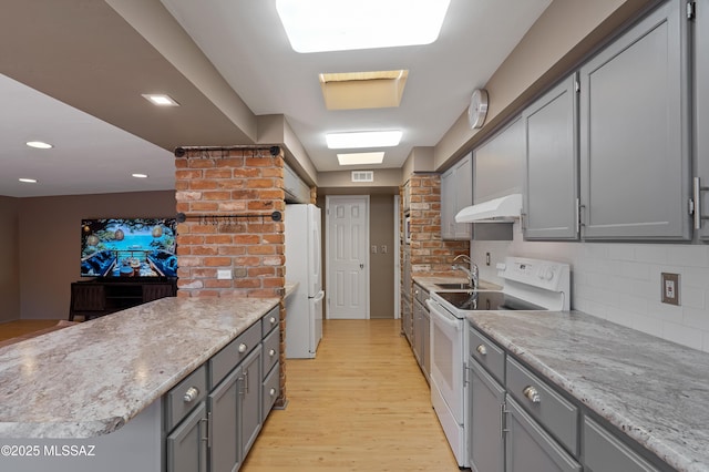 3202 W Calle Cereza, Tucson, AZ 85741 - kitchen featuring a sink, under cabinet range hood, light wood-style flooring, white appliances, and gray cabinetry