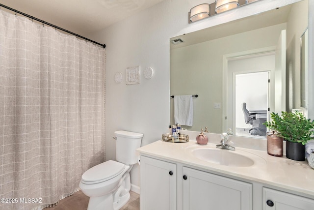 bathroom with toilet, a shower with curtain, visible vents, and vanity