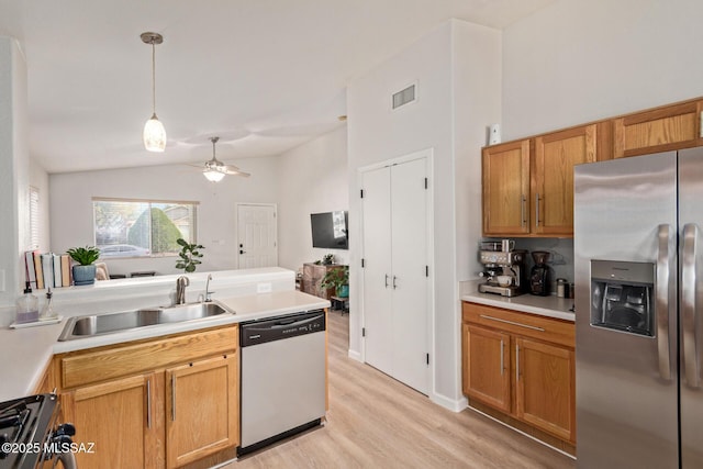 kitchen with a sink, stainless steel appliances, a ceiling fan, light wood-type flooring, and visible vents