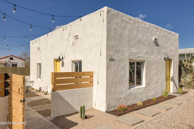 928 S 5th Ave, Tucson, AZ 85701 - view of side of home with stucco siding and fence