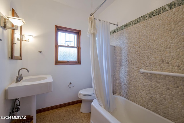full bath with shower / bath combo with shower curtain, baseboards, and toilet