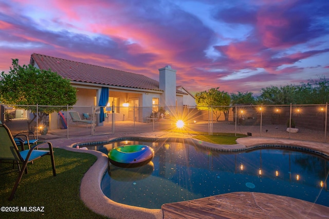 5305 N Via Ln, Doncella, Tucson, AZ 85750 - pool at dusk featuring a fenced backyard and a patio