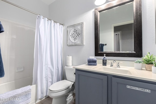 5305 N Via Ln, Doncella, Tucson, AZ 85750 - full bath featuring toilet, vanity, a textured wall, and shower / bath combo