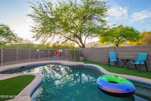 5305 N Via Ln, Doncella, Tucson, AZ 85750 - view of swimming pool featuring a fenced backyard