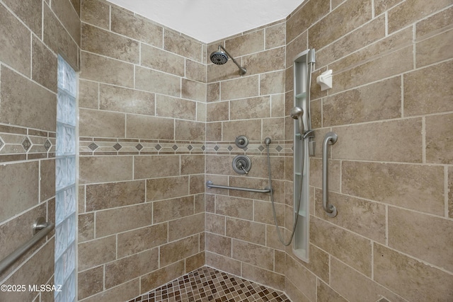 full bathroom featuring a tile shower