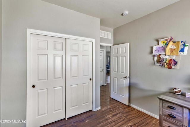 14472 S Camino Tierra Monte, Sahuarita, AZ 85629 - bedroom featuring baseboards, dark wood-style flooring, and a closet