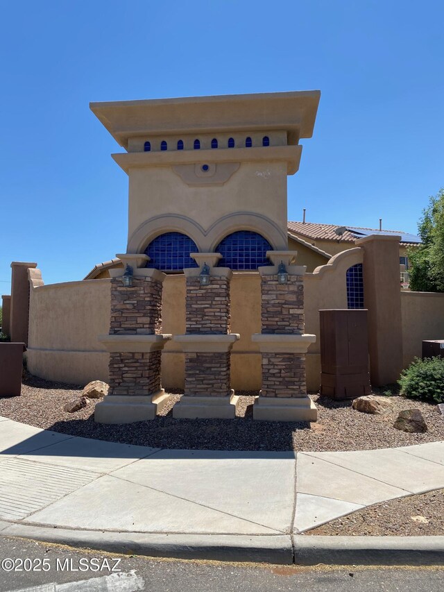 view of front facade with stucco siding