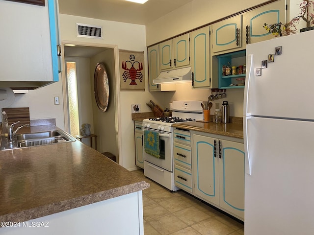 1208 E Flynn Jans Ct, Pearce, AZ 85625 - kitchen featuring a sink, dark countertops, visible vents, under cabinet range hood, and white appliances