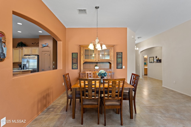 dining space featuring visible vents, baseboards, recessed lighting, a chandelier, and arched walkways
