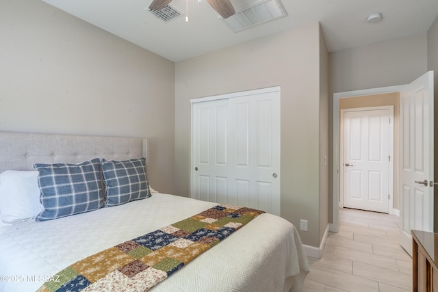 bedroom featuring visible vents, baseboards, ceiling fan, and a closet