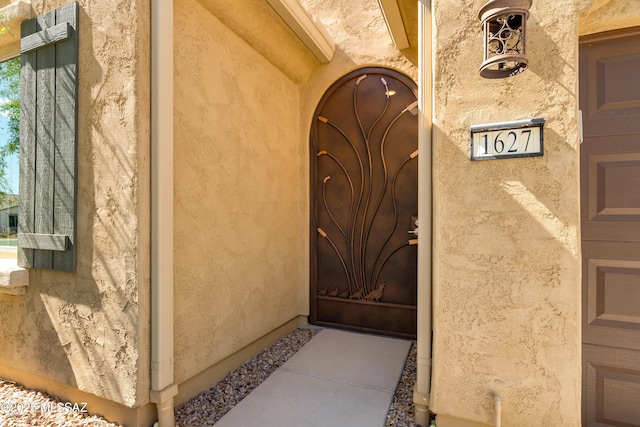 property entrance featuring stucco siding