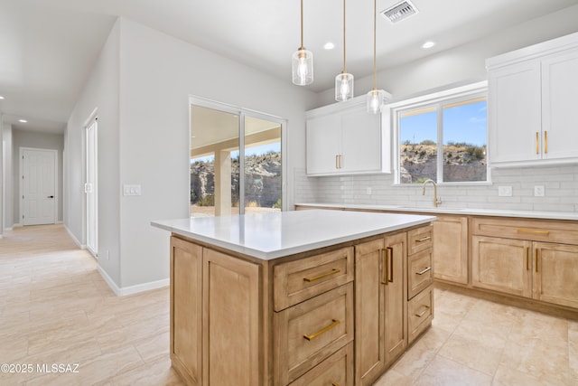kitchen featuring a sink, recessed lighting, visible vents, and backsplash
