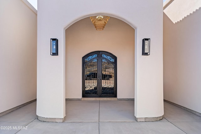 property entrance featuring stucco siding