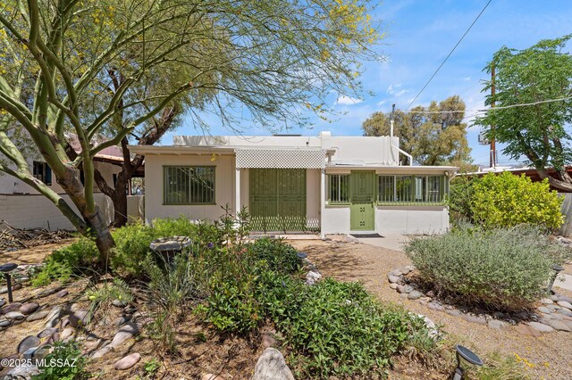 ranch-style home featuring stucco siding