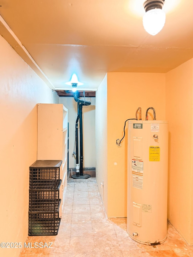 1350 E Goosetree Ln, Safford, AZ 85546 - hallway with water heater