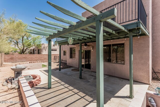 view of patio / terrace with a pergola, ceiling fan, and a fenced backyard