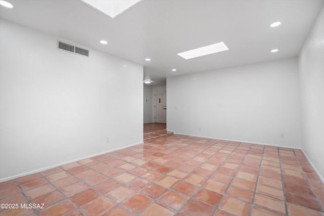 tiled spare room with recessed lighting, a skylight, visible vents, and baseboards