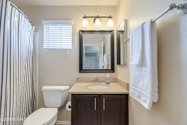 10261 N Wild Turkey Ln, Oro Valley, AZ 85737 - full bath featuring vanity, curtained shower, and toilet