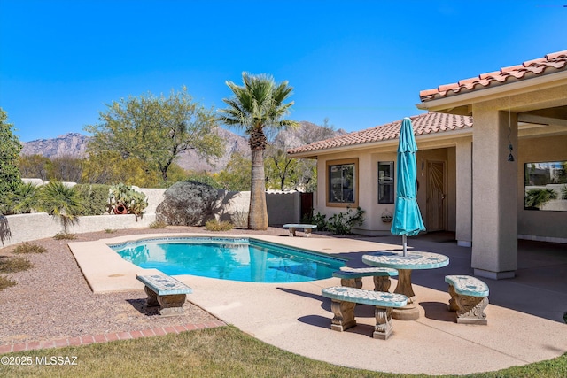 1040 W Stargazer Pl, Oro Valley, AZ 85737 - view of pool featuring a patio area, a mountain view, and a fenced backyard