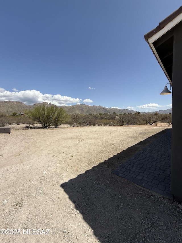 view of yard featuring a mountain view