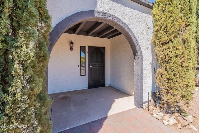 property entrance featuring stucco siding