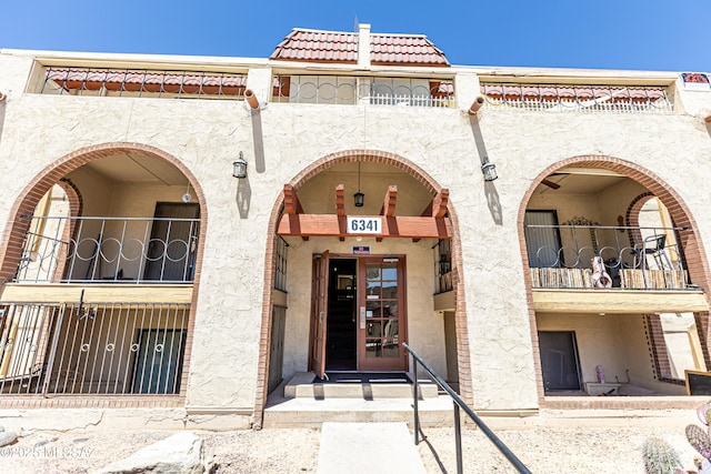 view of exterior entry with stucco siding