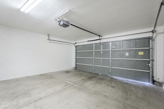 7848 E 35th St, Tucson, AZ 85710 - garage featuring a garage door opener