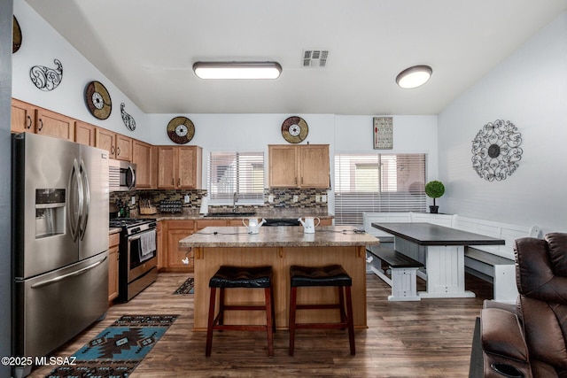 kitchen featuring visible vents, a sink, tasteful backsplash, and stainless steel appliances
