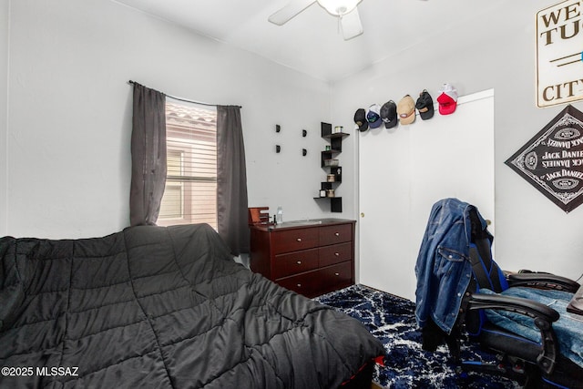 bedroom with ceiling fan