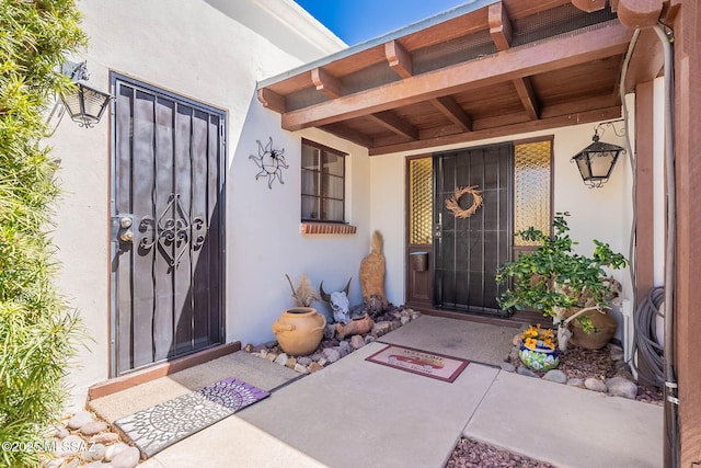 entrance to property with stucco siding