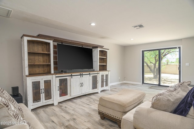 living area featuring recessed lighting, baseboards, light wood-type flooring, and visible vents