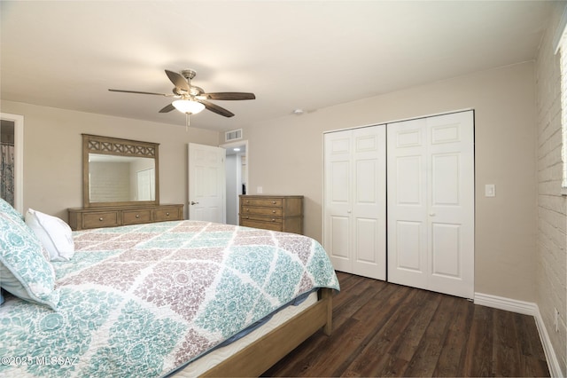 bedroom featuring a ceiling fan, baseboards, visible vents, dark wood-style floors, and a closet